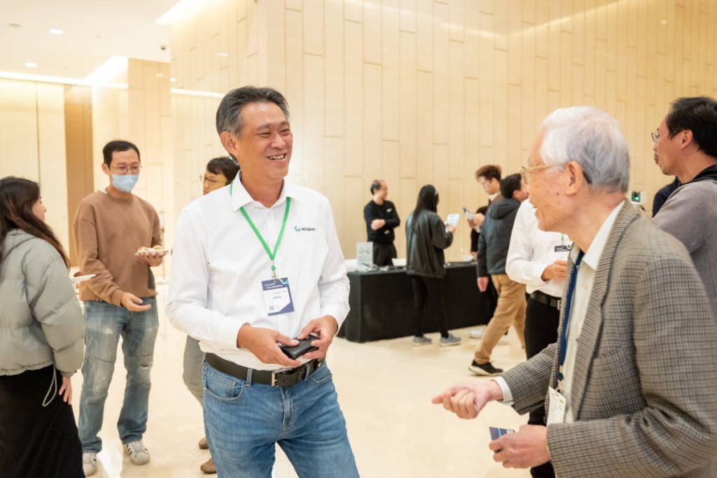 現場參與者在茶點時間交流