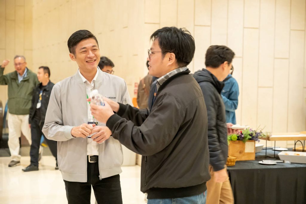 老朋友、新朋友見面聊天