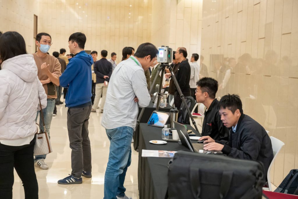 展示區好熱絡啊!! One-Hexagon的展示區。